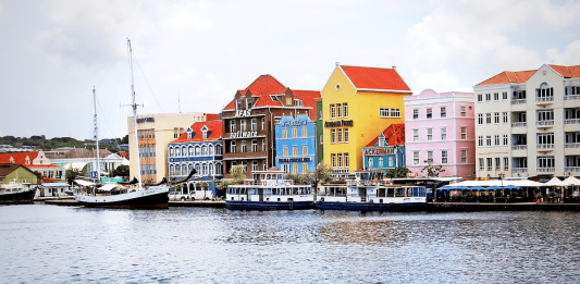 10 activiteiten die je zeker gedaan moet hebben op Curacao Kleurrijke Handelskade Willemstad Curaçao bij zonsondergang