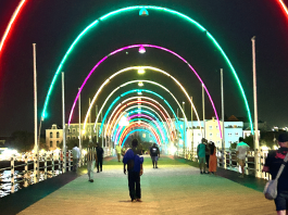 Goedkoop naar Curaçao: 10 Tips voor een Budgetvakantie Pontjesbrug Willemstad Curaçao bij nacht, sfeervolle verlichting