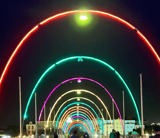 Last Minute Curaçao: Tips voor een Spontane Vakantie Pontjesbrug Willemstad Curaçao verlicht bij nacht