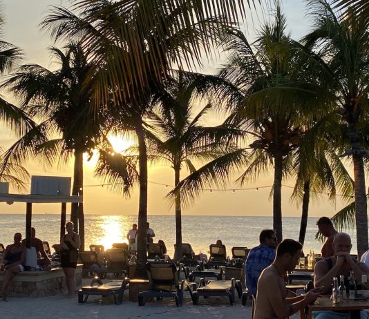 Mobiel internet op Curaçao: zo blijf je online zonder een hoge telefoonrekening Jan Thiel beach Curacao